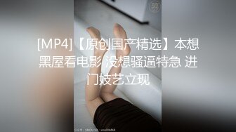 蕾丝新娘花衫CD甜甜 性感丝袜，播放着AV助兴自慰玩具抽插菊花，撸鸡鸡，随着女优的淫荡声高潮起伏！