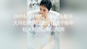 《极品CP魔手外购》坑神潜入某单位女厕隔板缝中实拍超多小姐姐方便，赤裸裸逼脸同框，妹子对着镜头看半天都没发现异常 (5)