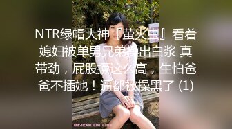 妹子抓着大鸡巴慢慢吸吮着龟头