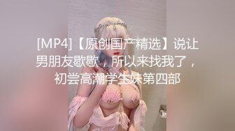 漂亮女主播户外真空露出大阴唇在野外无视身边经过的路人冲动直播逼逼，白嫩大长腿不知道被哪个路人搞上了