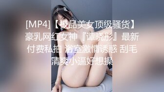 极品双马尾洛丽塔女仆被胖大叔压在身下疯狂输出，顶到子宫无套内射，嫩穴粉红紧致精液外流