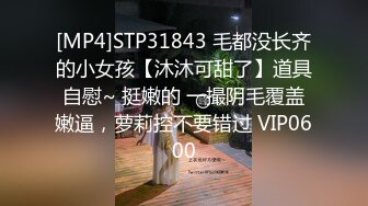 漂亮美少妇一边玩手机一边尿尿 下面有点黑 真的是人美B遭罪