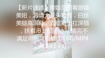 新人妹子全裸卧室中露脸自慰道具跳蛋刺激