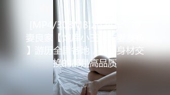 大师ChinaJoy展会CD系列美女模特裙底风光，灰色套装美女丁字裤也是灰色的