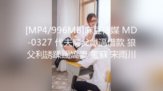 大奶风骚少妇深夜陪狼友骚，各种展示风骚情趣装