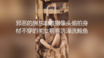 [MP4/ 2.05G] 新人面罩骚女一女3男淫乱啪轮换着操，脱下内衣撩起裙子摸逼，后入抽插上位骑乘