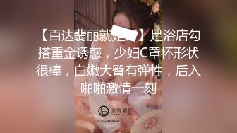 中年妇女的诱惑，全程露脸开档黑丝高跟情趣，听指挥展示揉奶玩逼，道具玩弄阴蒂真骚