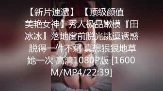 STP13301 喜欢户外玩勾引环卫大爷摸屁股 桥洞下脱下裤子逼逼塞着跳蛋非常淫荡 很是诱惑喜欢不要错过