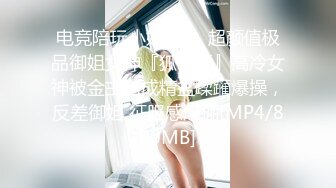 轻熟女好姐妹全程露脸一起跟狼友互动发骚，揉奶自己吃逼逼特写展示，让大姐姐手指带着套子插进去了不要错过