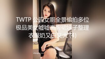 十二月新流出大神潜入水上乐园更衣间四处游走偷拍❤️一袭红衣美女主动在镜头前换穿不幸被拍