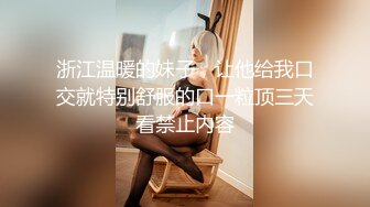 长得超漂亮的文艺范年轻小美女和老公一起酒店约网友玩群交