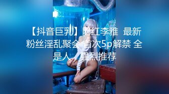 金发美女刚刚洗完澡展示自己的身材