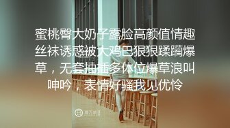 鸭舌帽酒窝颜值美女修长美腿吊带丝袜，双指抠入抽插流出水来，浴室湿身诱惑，近距离特写揉搓大阴唇肥穴