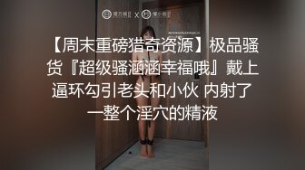 商城跟随偷窥清纯漂亮小姐姐 皮肤白皙 白内内卡屁屁 抱着毛娃娃左晃右晃很开心