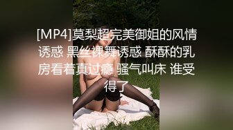 穿着红色肚兜的小姐被外国男友操得出浆