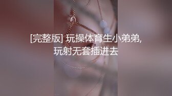 妹子脱光衣服,在街道上来回走,还好没有人不然被看光