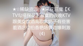 抠逼就算了居然用拳头插逼