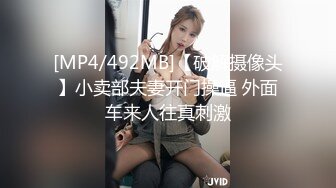 [MP4/ 336M] 长相不错的黑色吊单妹妹极品蝴蝶逼，掰开逼逼粉粉嫩嫩的还自己尝自己淫水