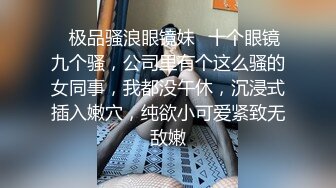 露脸嫩妹口交，表情真骚，乳房嫩嫩的