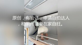 单位女厕全景偷拍美女同事的极品美鲍光线不够手电来凑