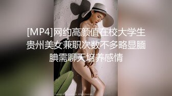 四眼高中妹小区楼梯间自慰，趁父母都睡着了，悄悄出门，这阴森森的夜晚，美眉如此大胆，高潮喷尿！