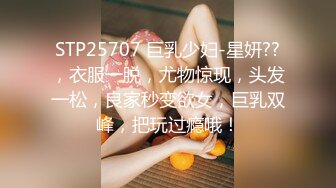 OF大眼萌妹「Yui Peachpie」情趣灰丝托着一对迷人美乳，脖颈戴着狗链全自动骑乘到喷水也不停，双穴中出真是大饱眼福！