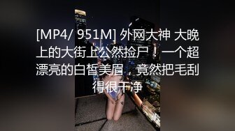 【网黄太子3p】帅气鲜肉骚狗,吃两双臭脚被浇尿,两根鸡巴轮奸烂逼(上) 