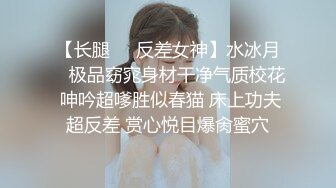 合租房门缝偷窥房东的女儿洗澡好像被她发现了赶紧溜