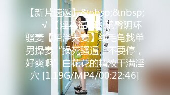 时尚修身牛仔裤小姐姐展示自己的瑜伽功底，大长腿一字马