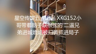 甜美小仙女 涂紫色美甲，果然是个小骚逼，在浴室就按耐不住发骚 轻轻撩抚爱穴，喘息声由慢加快，淫水一丝丝流在手上。