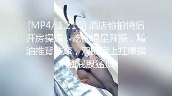 豹纹黑丝小姐姐露脸跟两位小哥激情啪啪3P玩耍，露脸口交大鸡巴深喉啪在小哥身下让人后入草穴，主动上位抽插