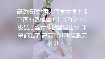 操刚孩子六个月大的少妇。