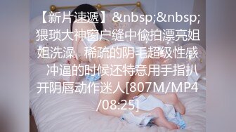 [MP4/ 3.43G]&nbsp;&nbsp;三个中年妇女玩弄一个大哥全程露脸丝袜情趣，大黑牛自慰骚穴特写展示