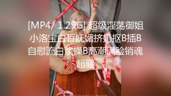 两个轻熟女群战四位小哥，全程露脸黑丝情趣装诱惑舔弄大鸡巴，被4个小哥轮番爆草抽插，口爆吞精场面淫乱