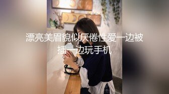 小骚逼露脸洗干净了伺候小哥哥诱惑狼友，舔鸡巴的样子好骚吸蛋蛋，深喉抽插，后入草屁股，撸着进小嘴给她吃