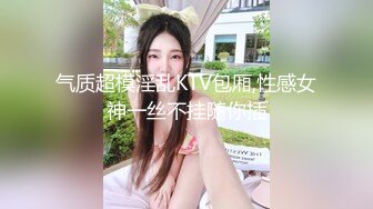 某办公楼厕所门板下看两位刚结婚的小少妇