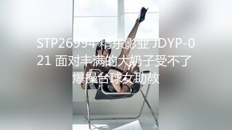 新来的双女姐妹花露脸精彩大秀直播，跟狼友互动撩骚听指挥，奶子比心道具抽插骚穴浪叫呻吟，撅着屁股求草