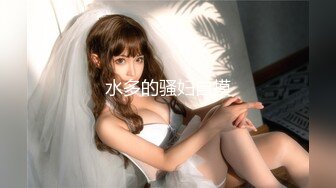 [MP4/ 1.58G] 丝袜女仆情趣装颜值不错很嫩小少妇激情3P，伺候两个小哥哥主动上位抽插嘴里还叼着大鸡巴