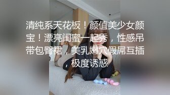 射在小骚货的屁股上