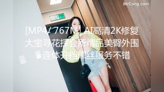 美女一路小跑急着上厕所 快憋不住了