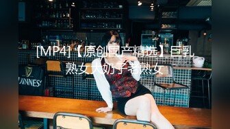 后入小女友的翘臀