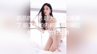 商场女厕全景偷拍娇小美少妇肥美的鲍鱼