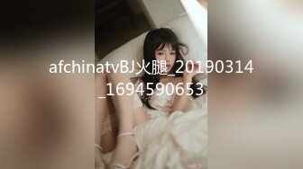 哺乳期良家小奶妈自己一个人在家漏着奶子做饭给狼友看，奶子自己往外流互动撩骚掰开看逼