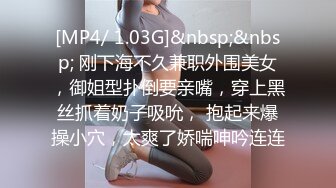 颜值不错的小少妇伺候两大哥激情啪啪，嘴里含着冰块把两鸡巴一起塞嘴里舔，各种体位爆草蹂躏，浪叫呻吟不止