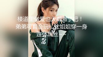 女友霸占电脑玩游戏，无聊只能玩她的奶子了