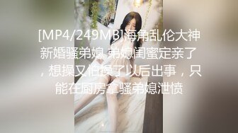 联通女业务员拿着手机给客户介绍时被恶搞突然自动播放她洗澡的视频