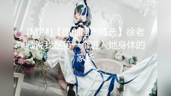 摄像头藏在换洗的衣服口袋里,衣服放在浴室洗衣机上,极限近距离偷拍合租妹洗澡