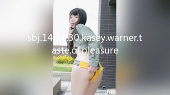 38+熟女在线表演：把果冻塞逼里，很舒服，儿子把嘴张开，妈妈给你吃骚逼，舔妈妈的黑木耳 ！ 