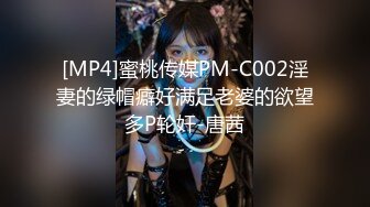 [MP4/ 1.58G] 丝袜女仆情趣装颜值不错很嫩小少妇激情3P，伺候两个小哥哥主动上位抽插嘴里还叼着大鸡巴